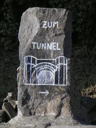 Wegweiser zum Tunneleingang
