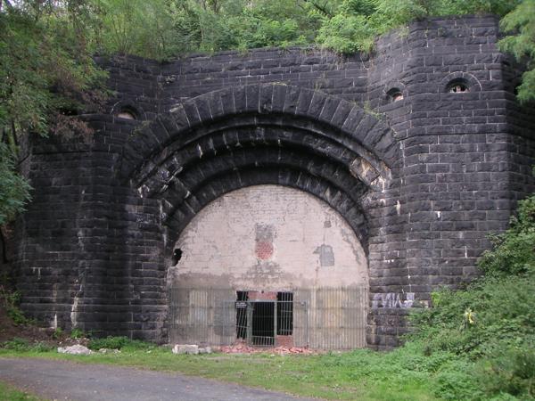 Der ehemalige Eisenbahntunnel unter der Erpeler Ley ist bis auf einen kleinen Eingang zugemauert